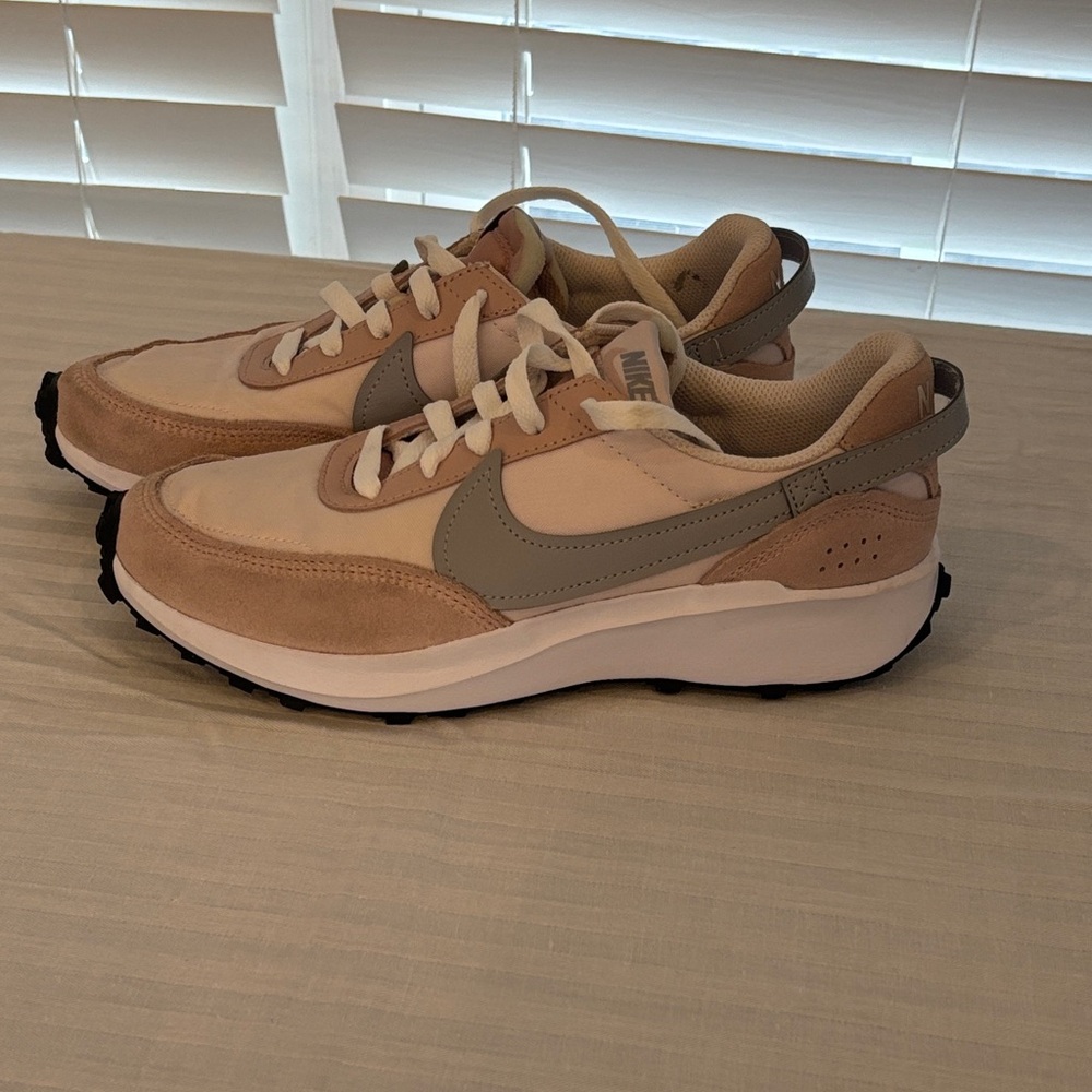 Nike Women 7.5 Pink and Gray 1972 Shoes